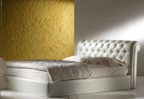 מיטה זוגית מרופדת   ראש מיטה מעוצב דגם צ’סטרפילד.